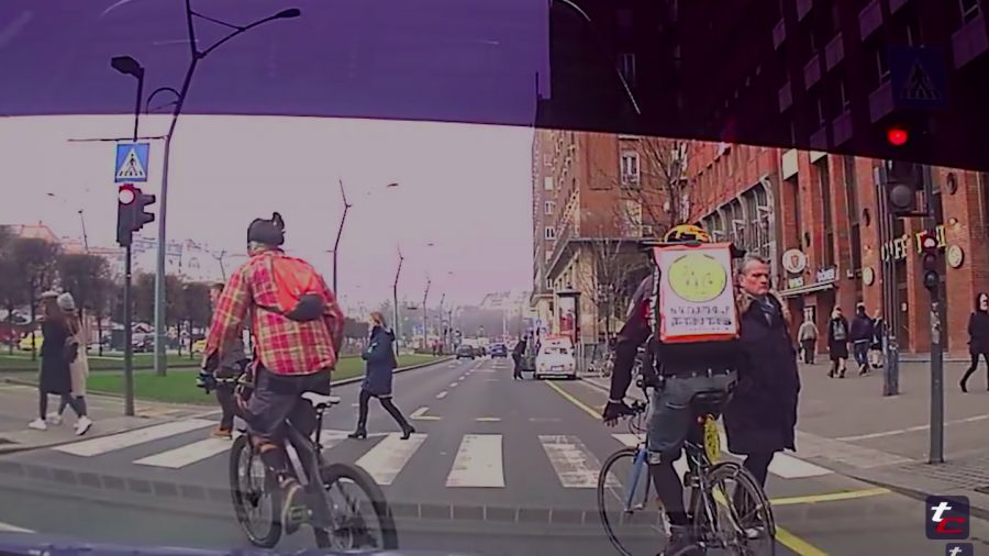 Kerékpárost büntettek 50 ezer forintra Budapesten, mert átment a piroson
