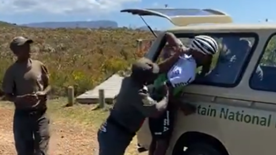 Vadőrök törték el az egyik legjobb dél-afrikai bringás karját