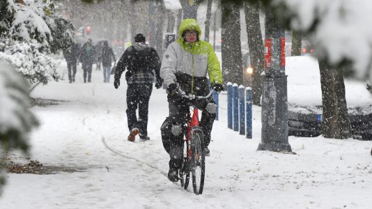 Közlekedési, karbantartási és öltözködési tanácsok a téli kerékpározáshoz