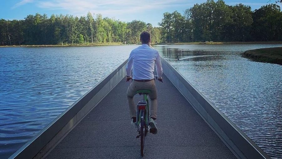 A belgiumi Limburgban vízen keresztül bicikliznek