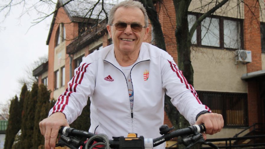 A 76 éves Cseuz László kerékpárral fog eltekerni a tokiói olimpiára