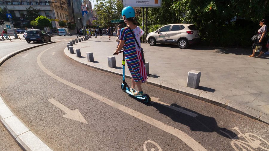 A kerékpársávon kell közlekedni az elektromos rollerekkel Romániában