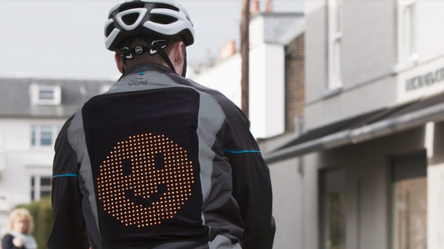 Okoskabát tenné biztonságossá a kerékpárosok közlekedését