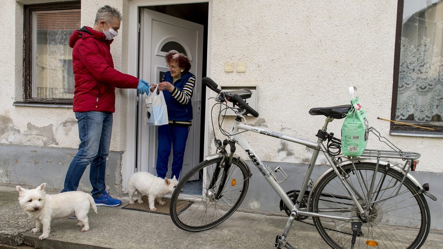Győri bringások segítenek az időseknek a koronavírus járvány idején