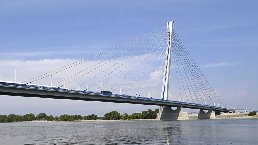 Új Duna hídon kerékpározhatunk: átadták a Monostori-hidat Komárom és Révkomárom között