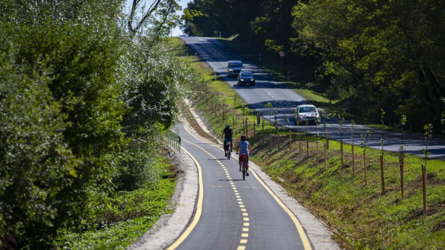 627 millió forintért épült 5,6 kilométer kerékpárút Ságvár és Som között