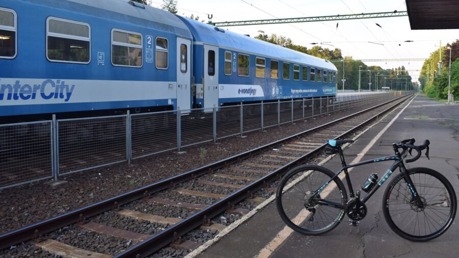 Rekord sok, 138 ezer kerékpáros utazott nyáron vonattal a Balatonhoz
