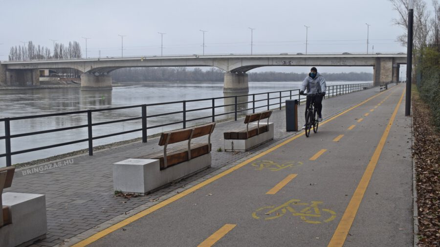 A Magyar Kerékpárosklub kérelmezi a pesti alsó rakpart parkolóinak kerékpársávvá alakítását