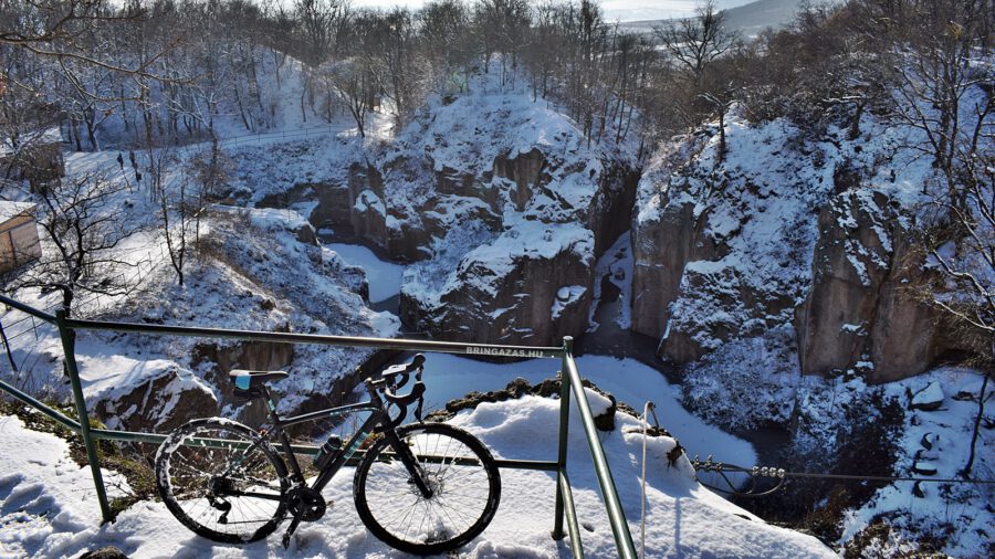 Havas kerékpártúra a Megyer-hegyi Tengerszemhez