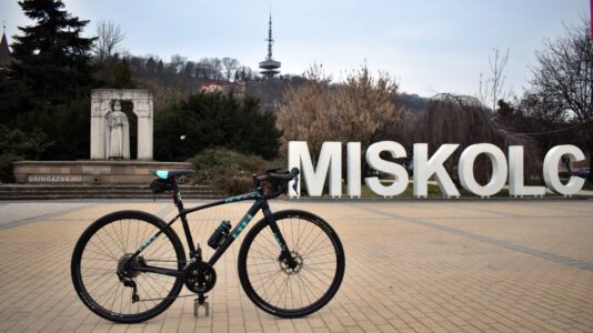 Kerékpárral Miskolcon, a Szinva patak partján