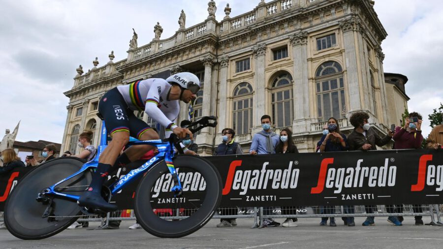 Elkezdődött a Giro d'Italia: Filippo Ganna nyerte a szombati nyitányt