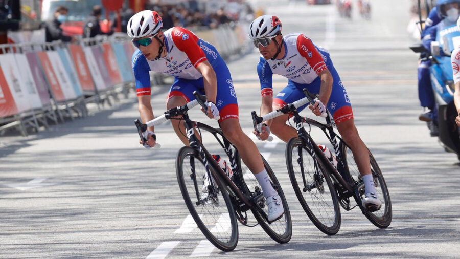 Két magyar a Giro d'Italian, Simon Yates és Egan Bernal csatája várható