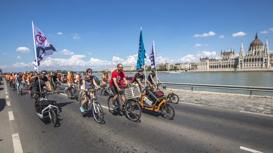 15000-en voltak az I bike Budapest bringás felvonuláson