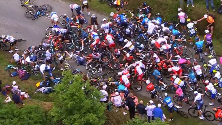 Óriási tömegbukások után Alaphilippe nyerte a Tour de France első szakaszát