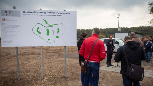 Megkezdődött Debrecenben a velodromot is magába foglaló VeloPark építése