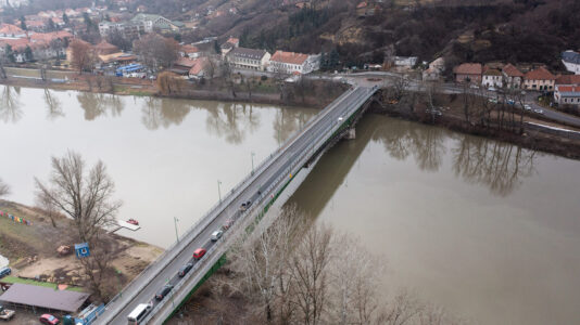 Átadták a forgalomnak a kerékpárúttal kibővített Tisza-hidat Tokajban