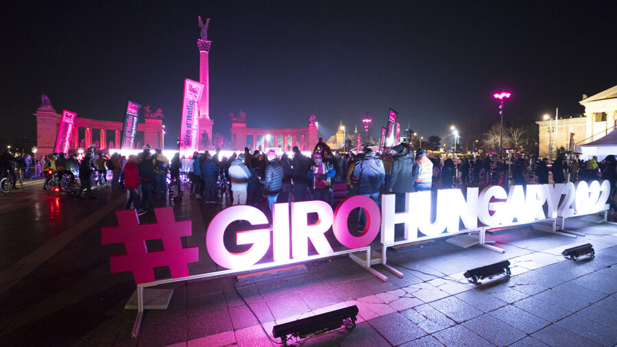 Rózsaszínbe borult a Hősök tere, 100 nap múlva Budapestről rajtol a Giro d 'Italia