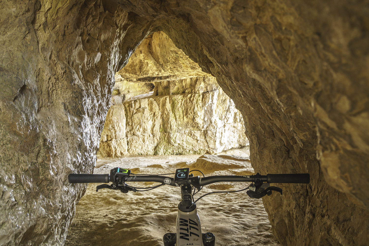 E-bike körtúra a Gerecsében: Szelim-barlang – Vértestolna – Pes-kő