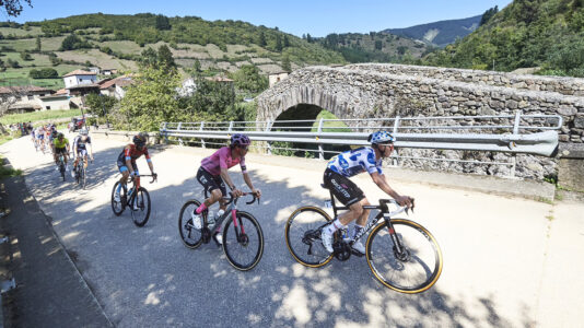 Evenepoel nyerte a Vuelta 18. szakaszát, Valter csapattársa Kuss őrzi első helyét